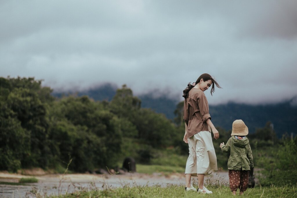annual income standard revision for single parent family Korea 2025
