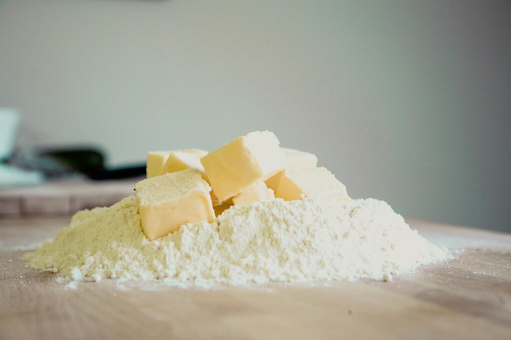 flour powder in pan absorbing residual cooking oil smell