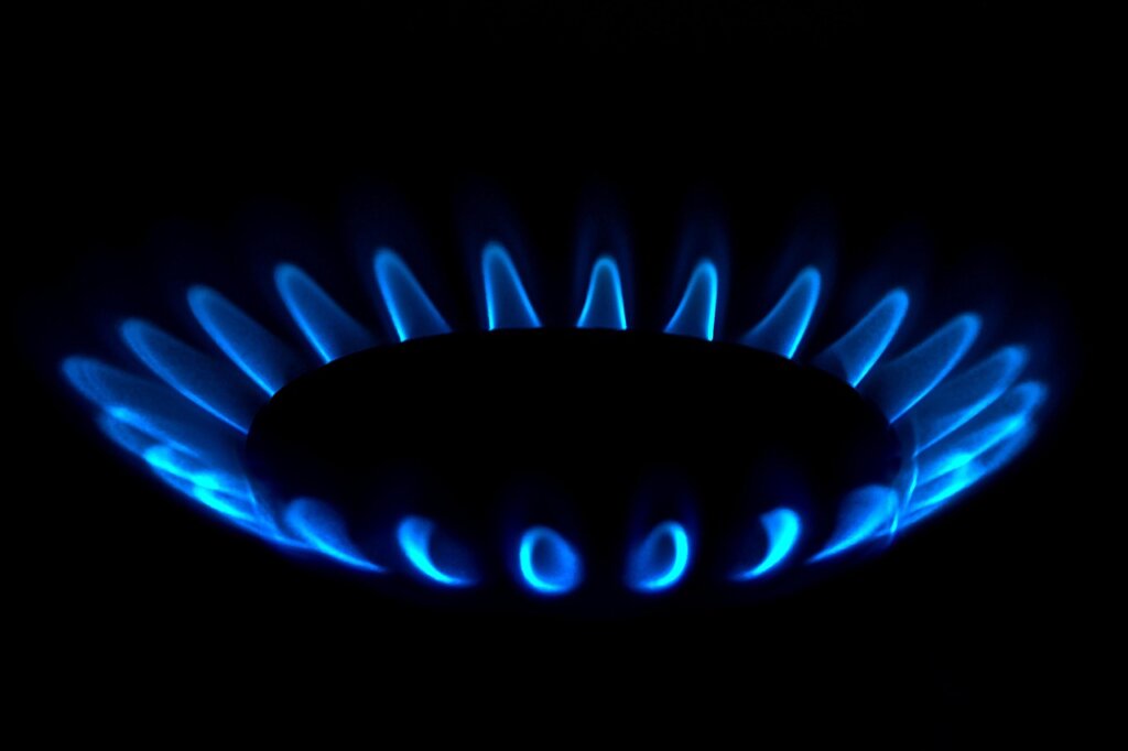 gas stove burner with even blue flame after cleaning