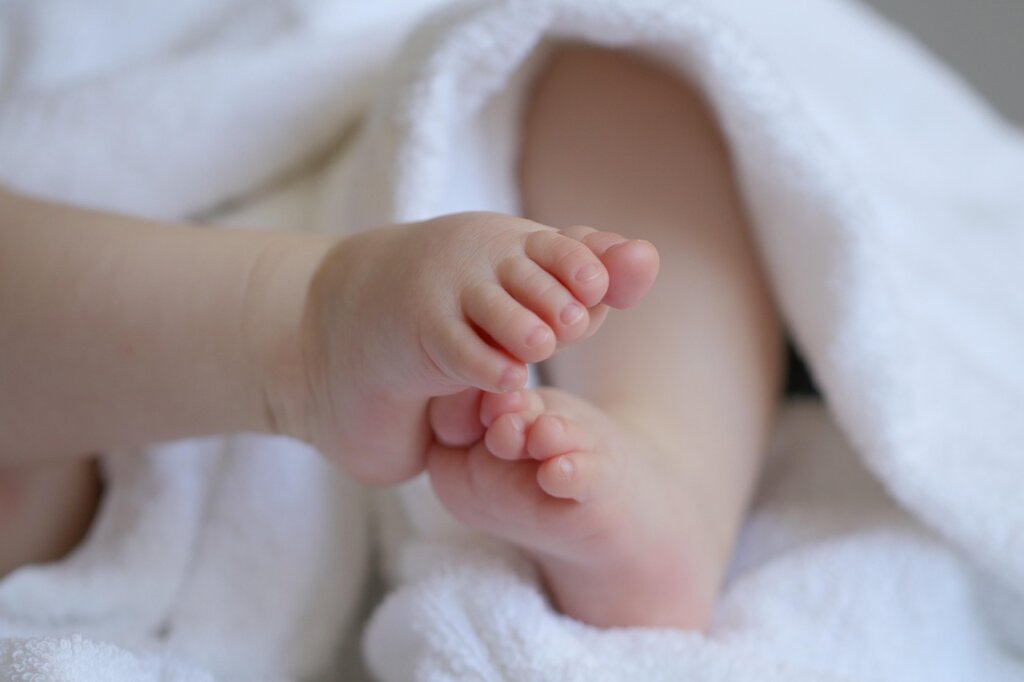 gently cleaning between dog toes with gauze