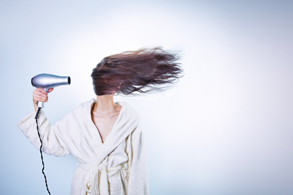 hair dryer cool air mode being used on reusable bag
